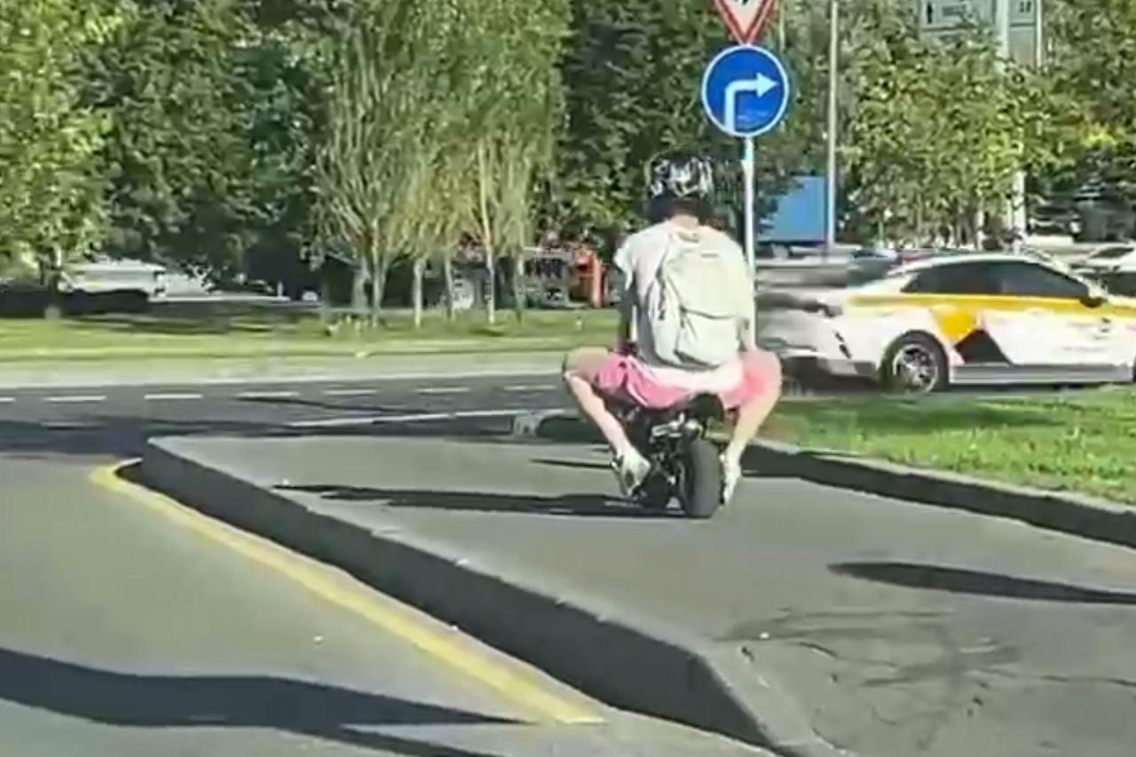 Мужчина в шлеме проехался на мини-мотоцикле и рассмешил москвичей