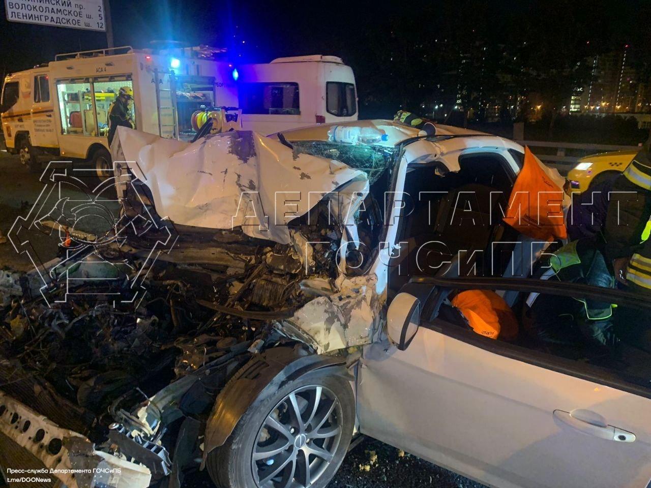 Спасатели достали москвича из искореженного авто после массового ДТП на МКАД