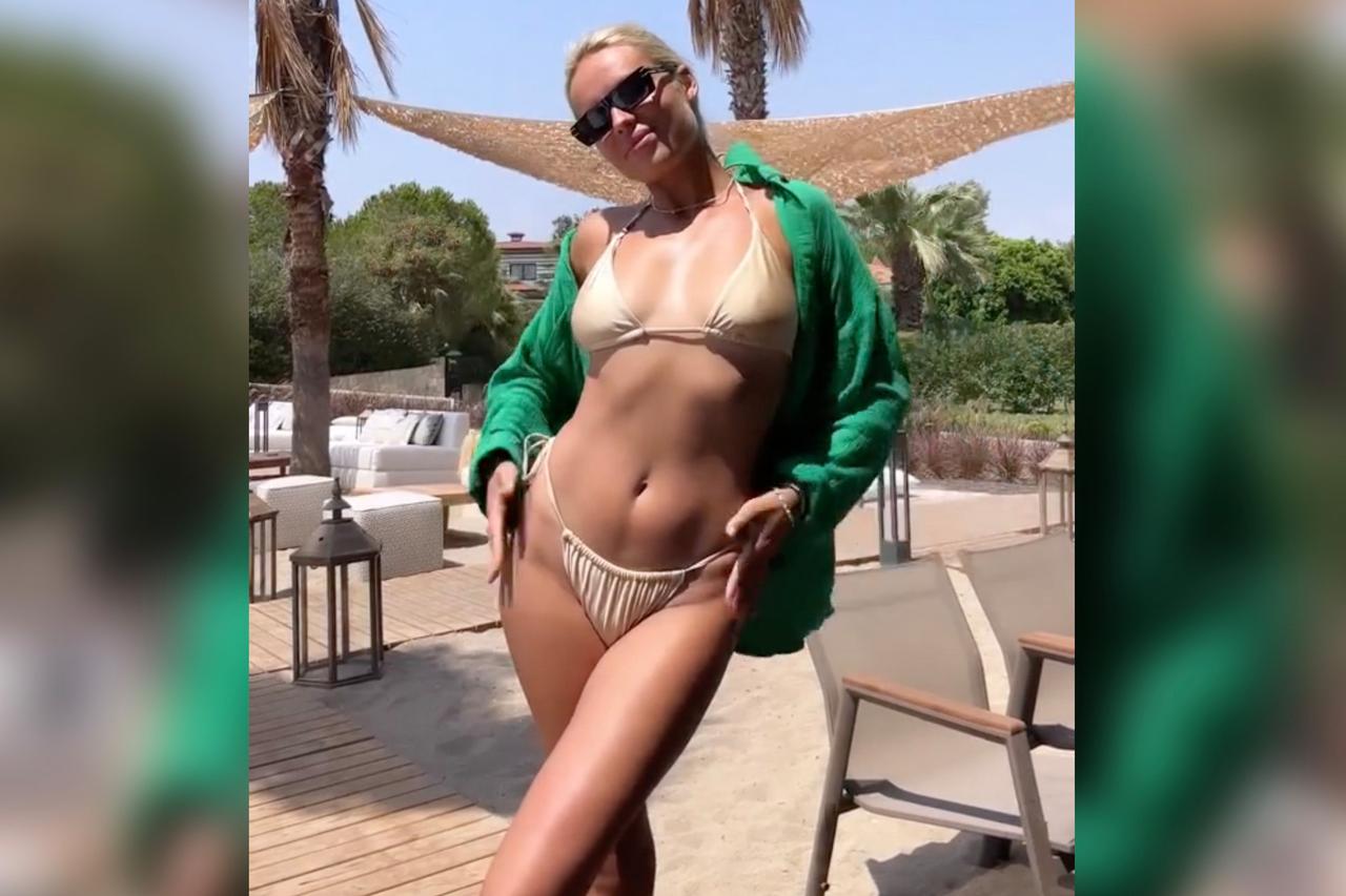 Ханна показала фигуру в бикини через полгода после родов