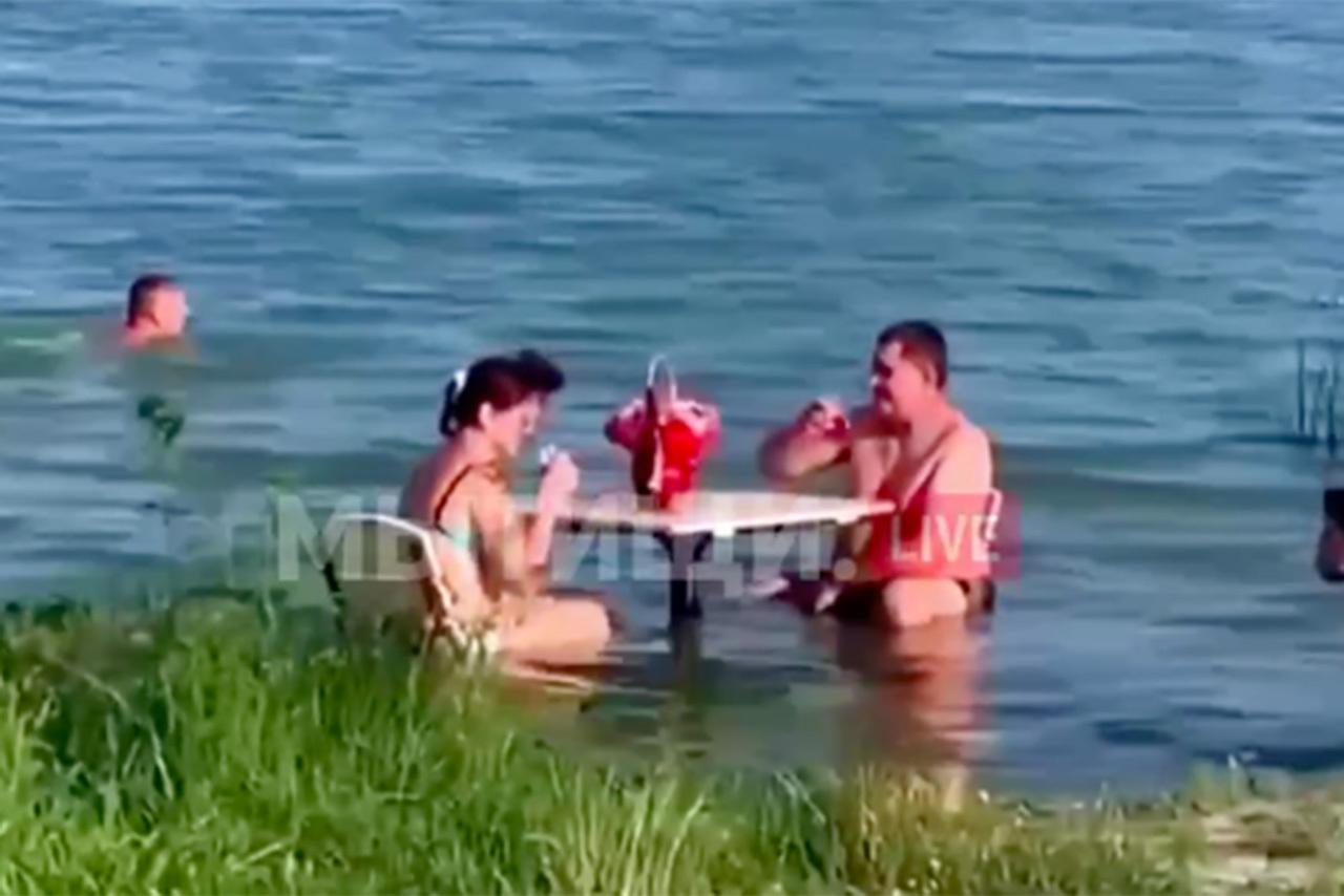 Жители Подмосковья устроили романтический обед в водоеме и попали на видео