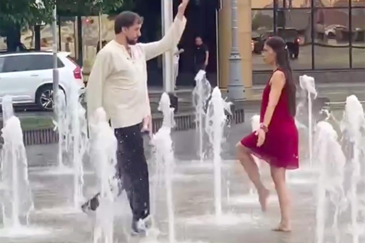 Танцующие танго в фонтане мужчина и женщина попали на видео в Москве
