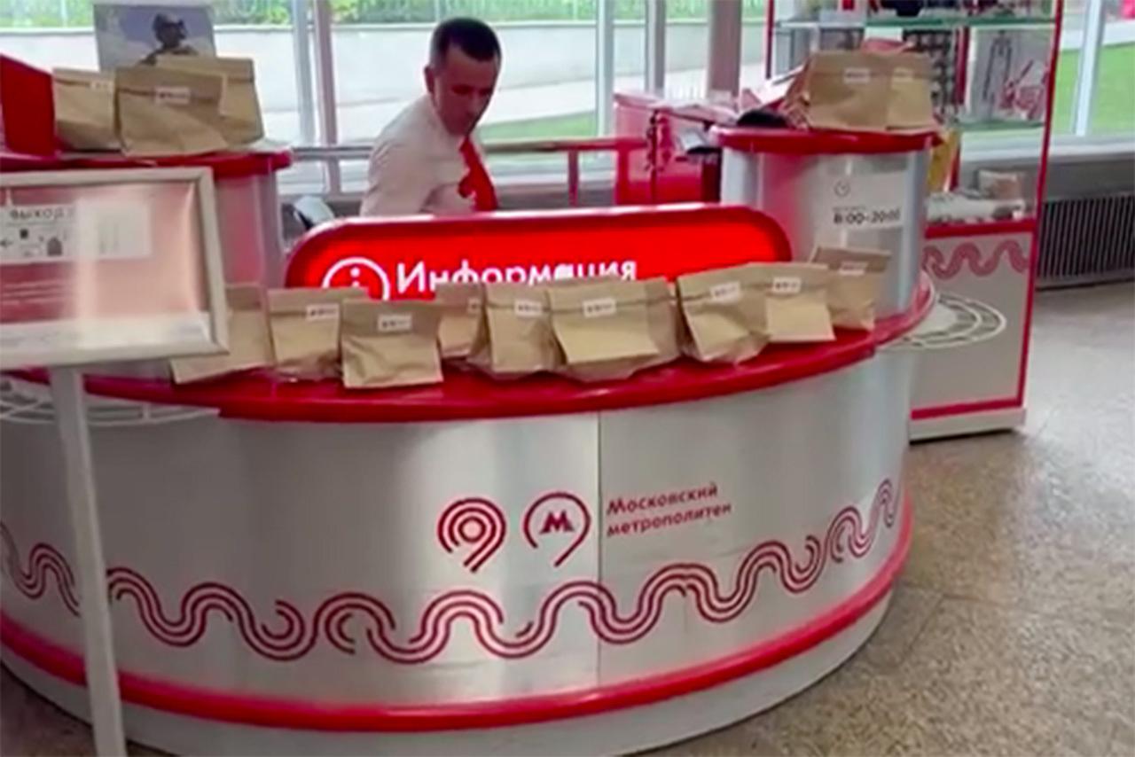 Бесплатная раздача яблок в московском метро попала на видео