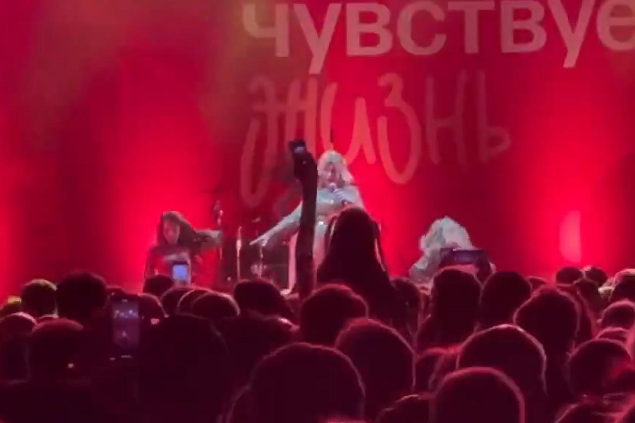 Видео выступления Лады Дэнс после ДТП заставило россиян поспорить