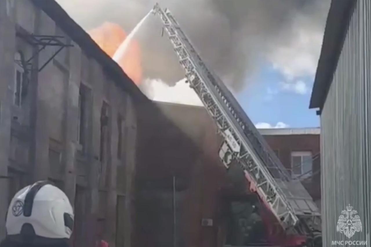 Крупный пожар на складе с краской в Подмосковье попал на видео