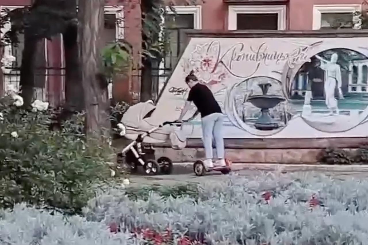 Женщина на гироскутере уронила коляску с младенцем и попала на видео