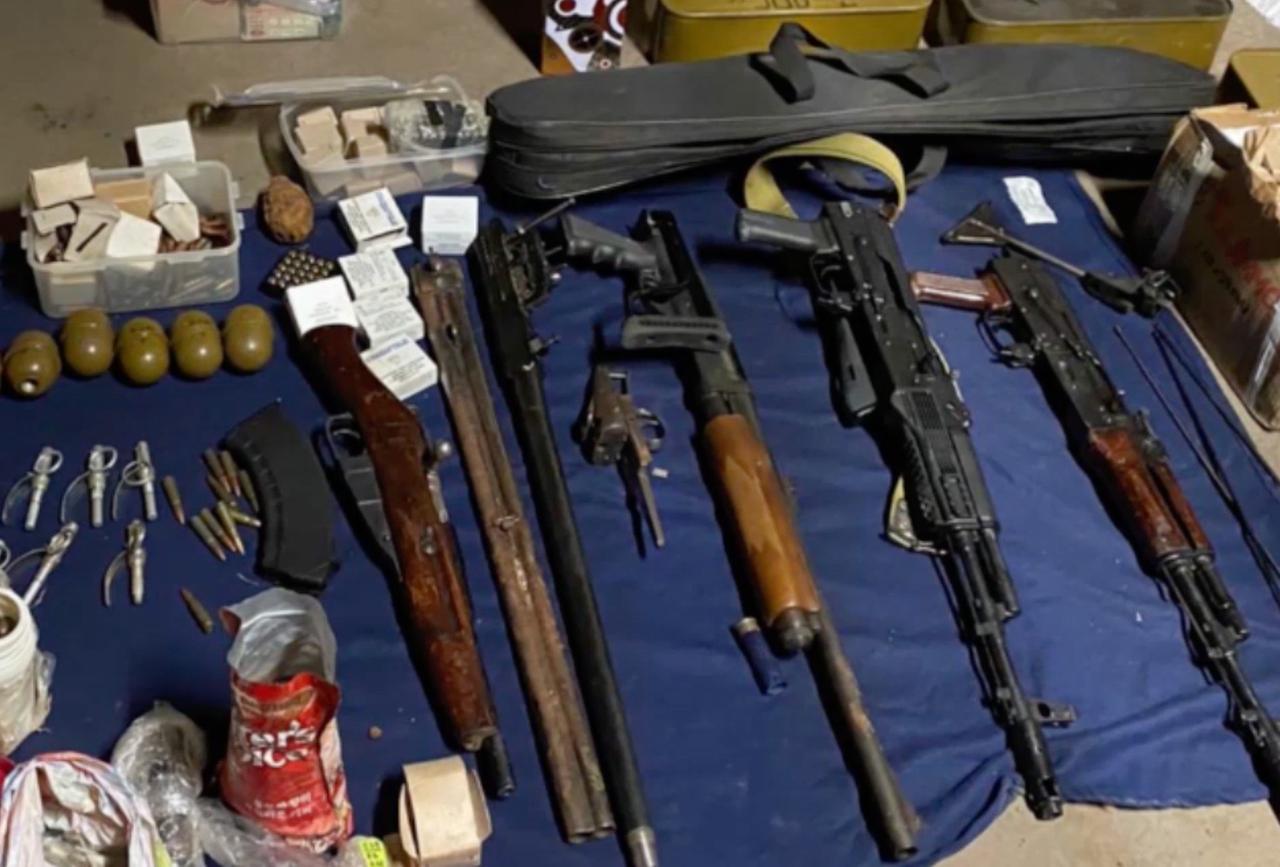 В гараже жителя Подмосковья обнаружили склад оружия и боеприпасов