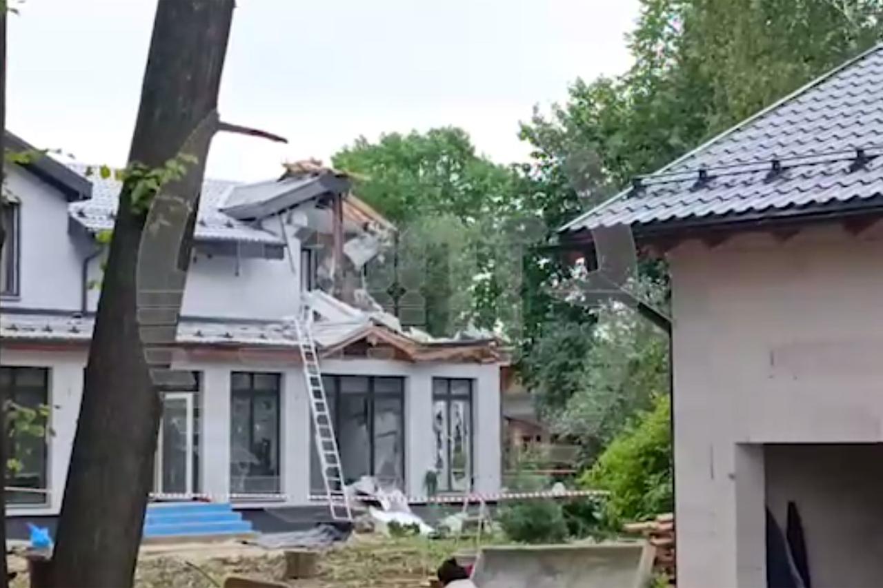 Разрушенный дом и другие последствия взрыва БПЛА в Химках попали на видео