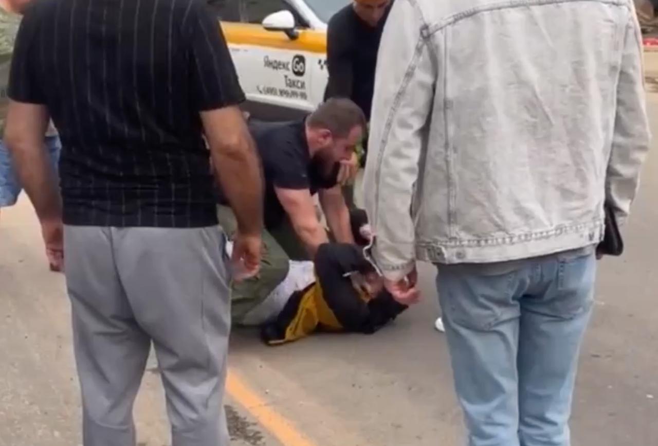 Добивание противника в драке в стиле ММА в Подмосковье попало на видео