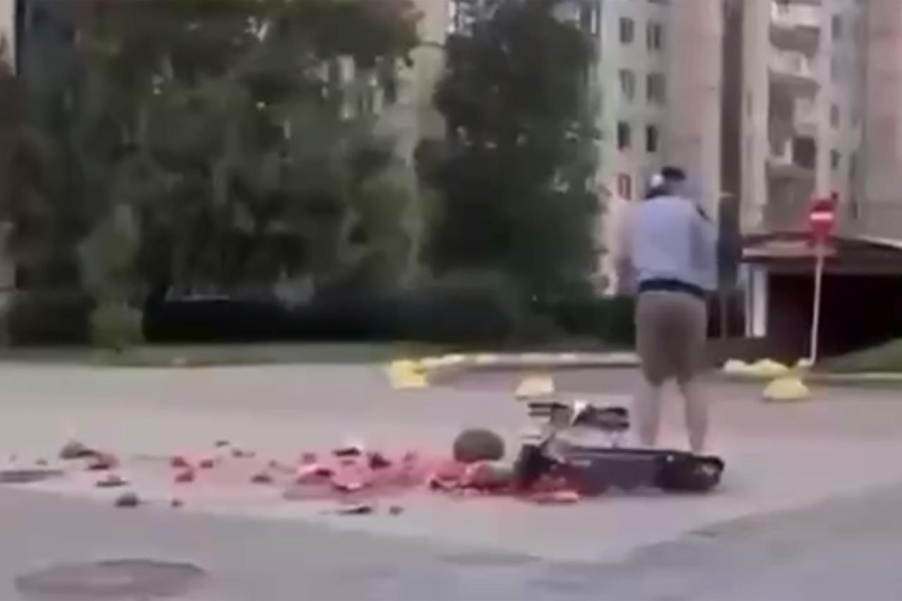 Уронивший арбузы электросамокатчик попал на видео и рассмешил москвичей