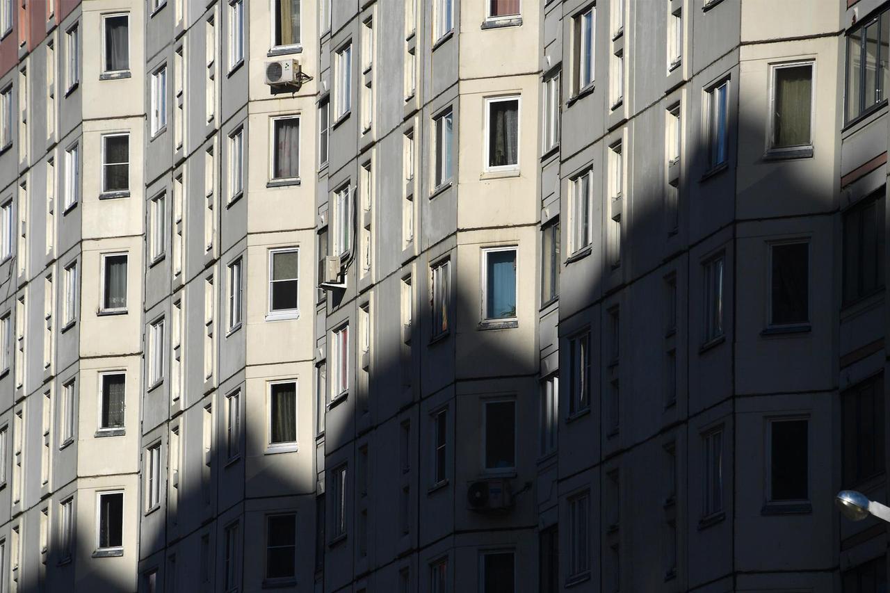 Мошенники уговорили пожилых москвичей продать квартиры и отдать им деньги