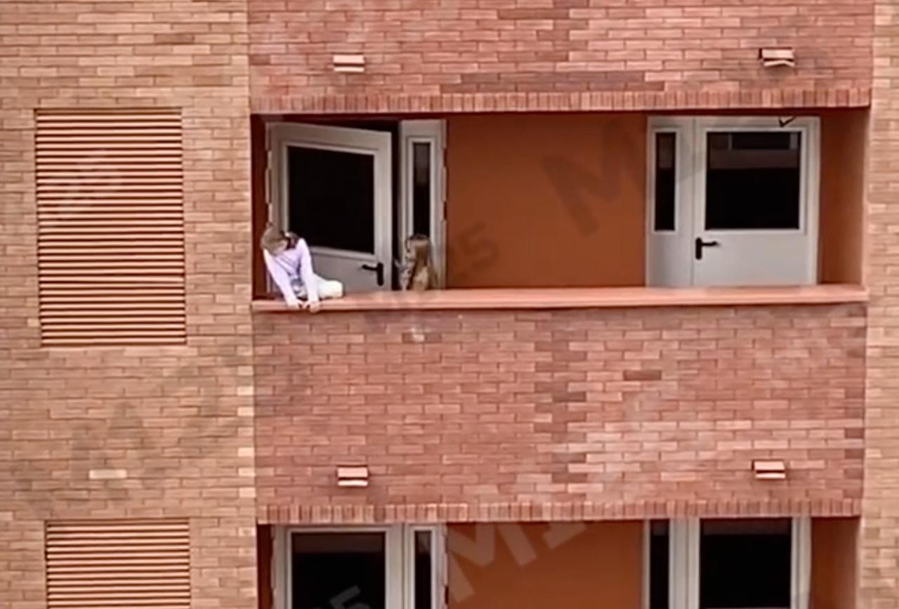 Опасные игры детей на открытом балконе столичной многоэтажки попали на видео