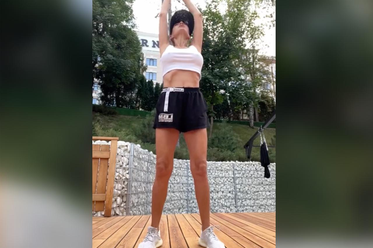 54-летняя Бледанс продемонстрировала подтянутоую фигуру в коротких шортах