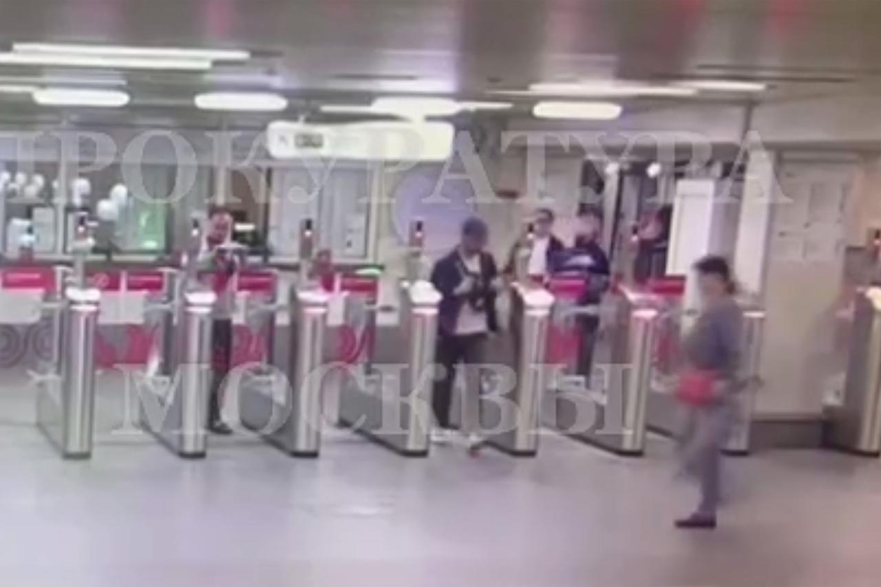 Вандал второй раз разбил створку турникета на станции метро и попал на видео