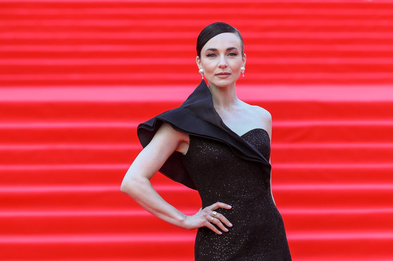 Российскую кинозвезду обокрал курьер