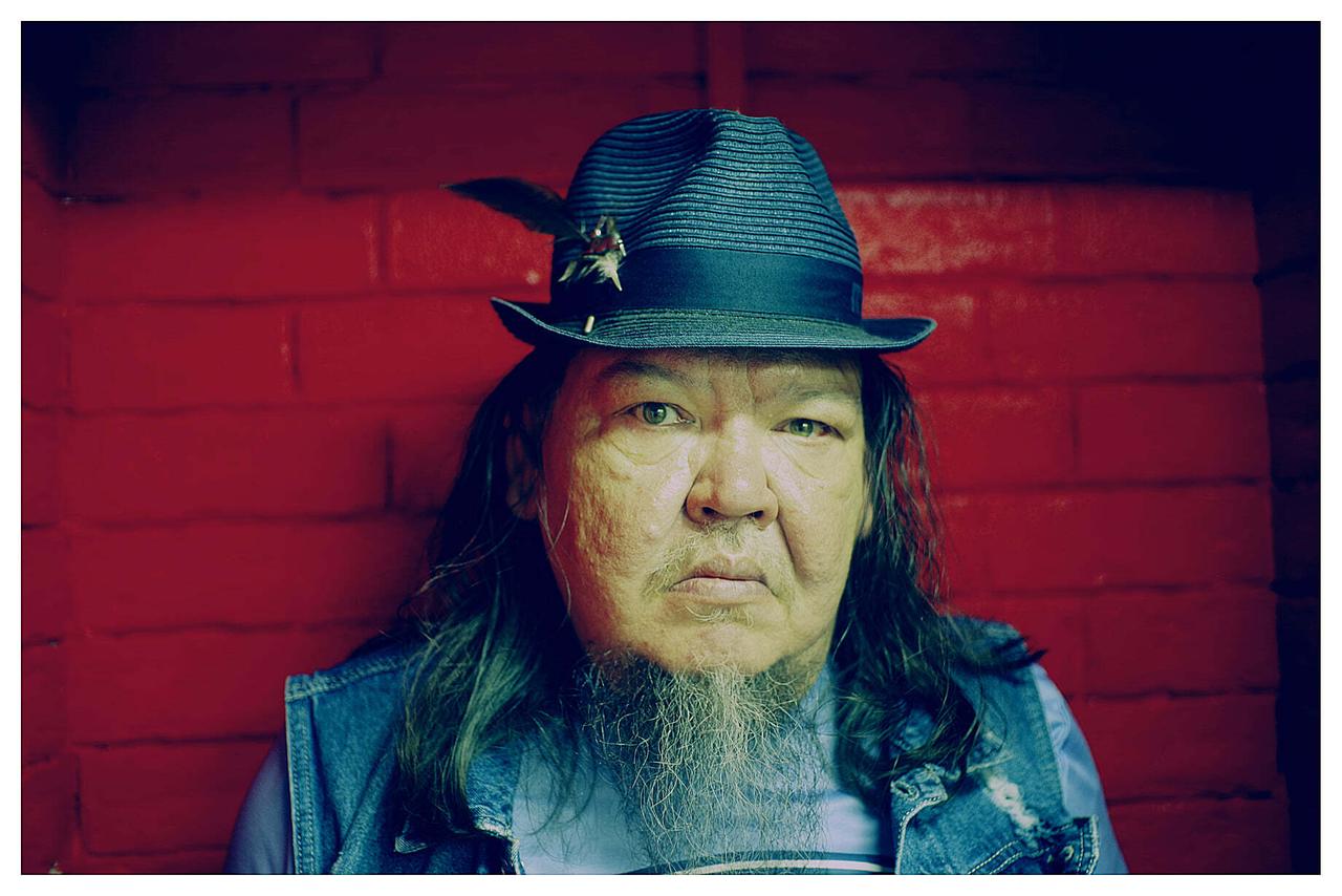 Московский поэт поделился воспоминаниями о доме летающих диванов