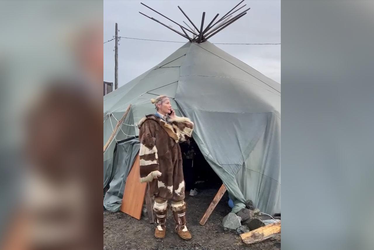 Телеведущая Елена Летучая станцевала в образе чукчи