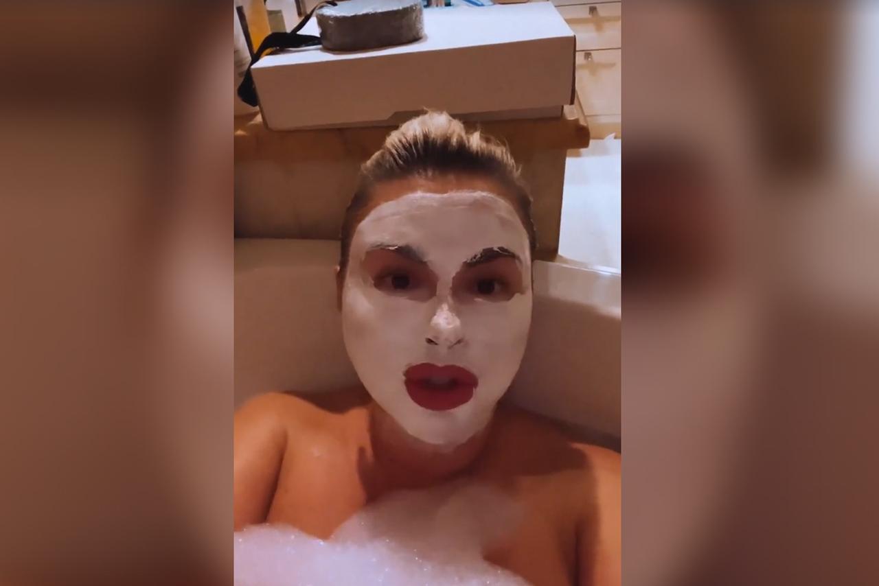 Анна Семенович опубликовала видео из ванны