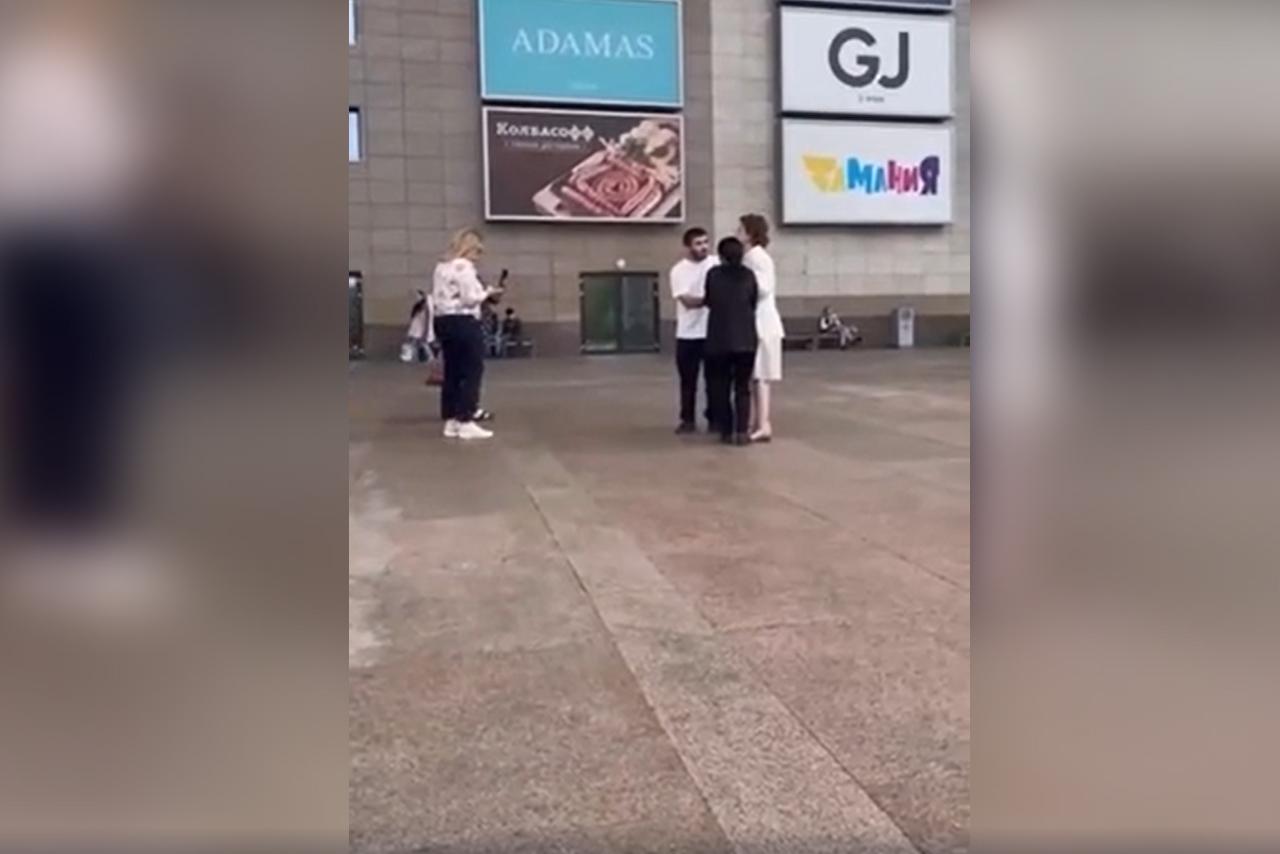 Мужчина жестоко избил жену на глазах у прохожих в Москве