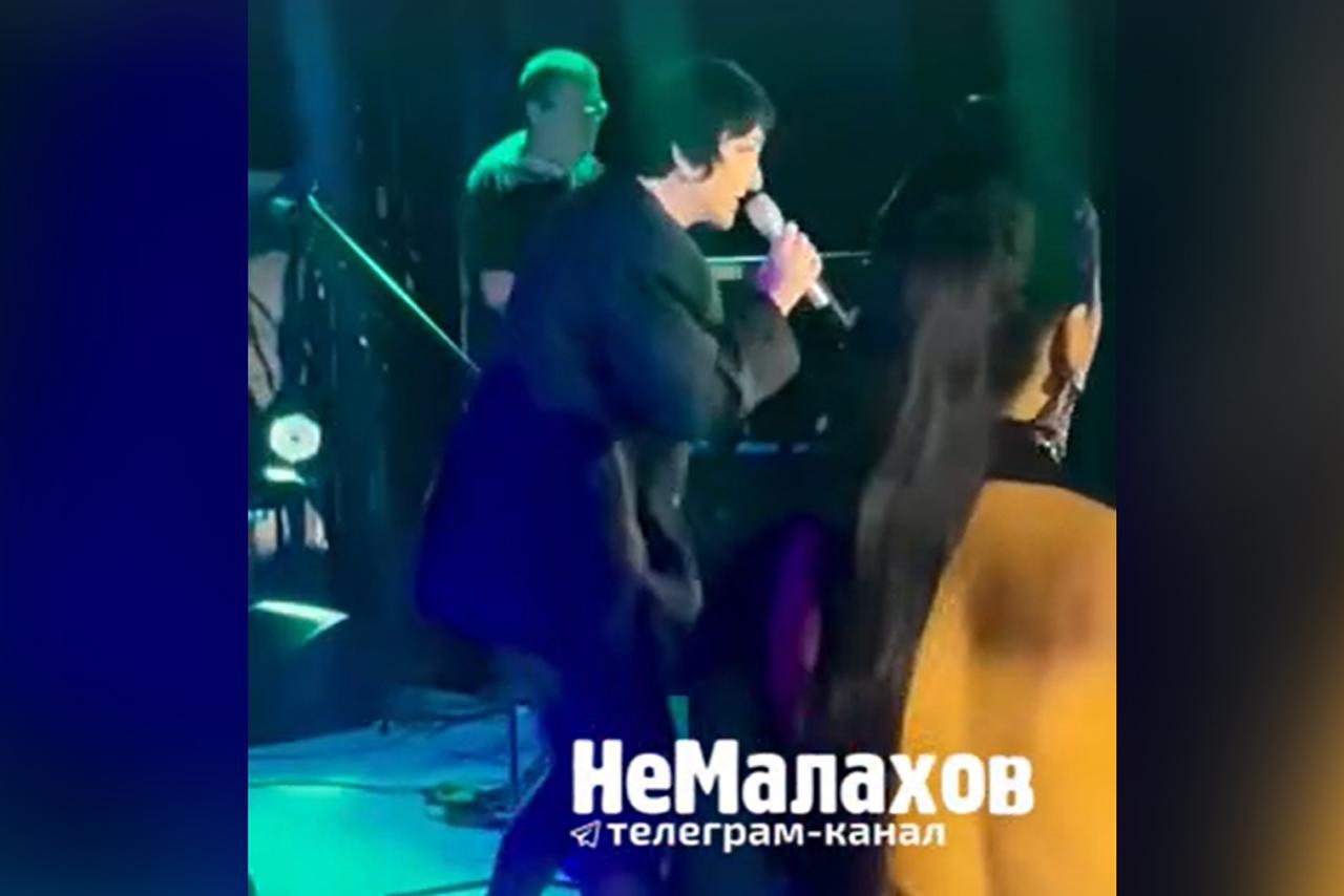 Танец 59-летней Лолиты в мини-платье на сцене попал на видео