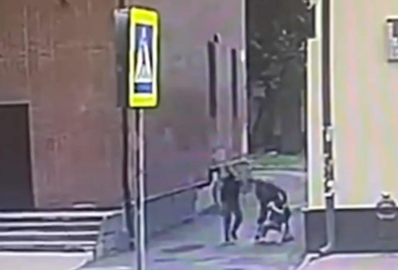 Избиение клиента кафе грабителями в Москве попало на видео