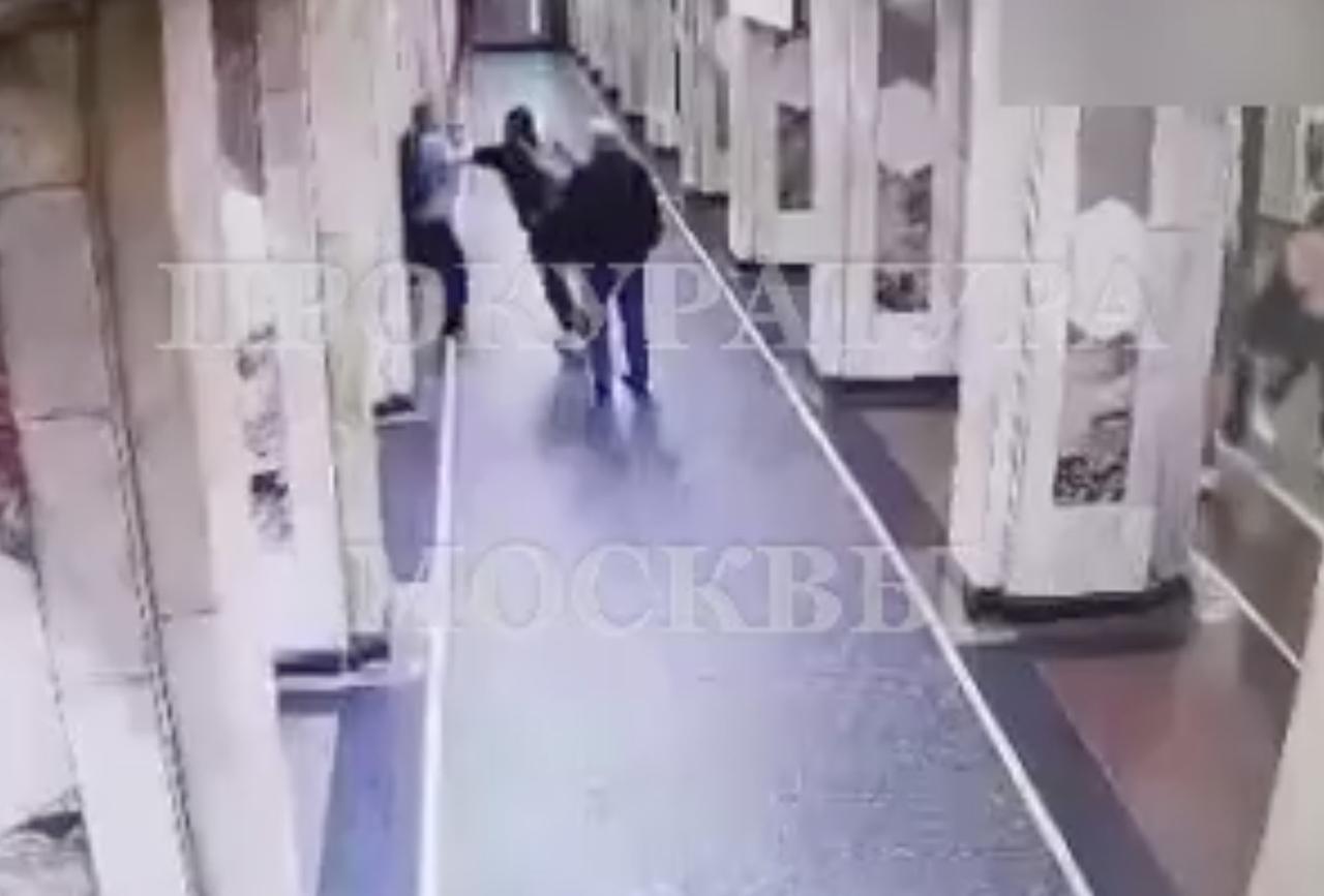 Пассажир метро избил попутчика на платформе станции и попал на видео