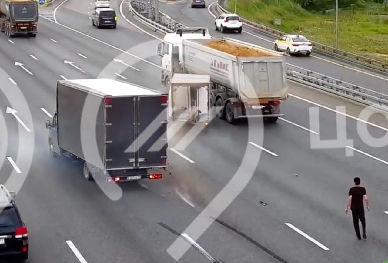 Мужчина едва не погиб из-за грузовика на МКАД и попал на видео