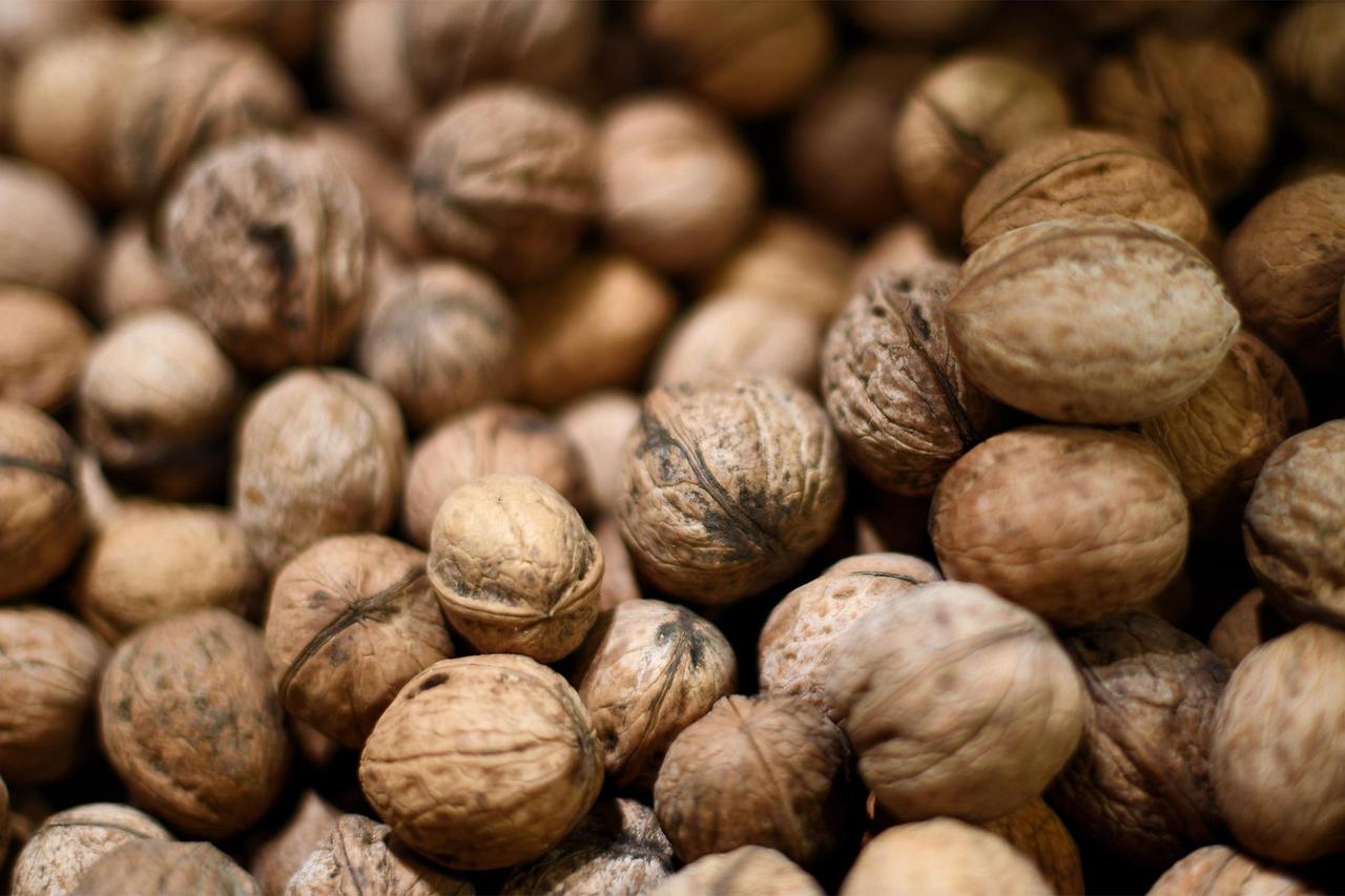 Роспотребнадзор предупредил об опасности зараженных орехов