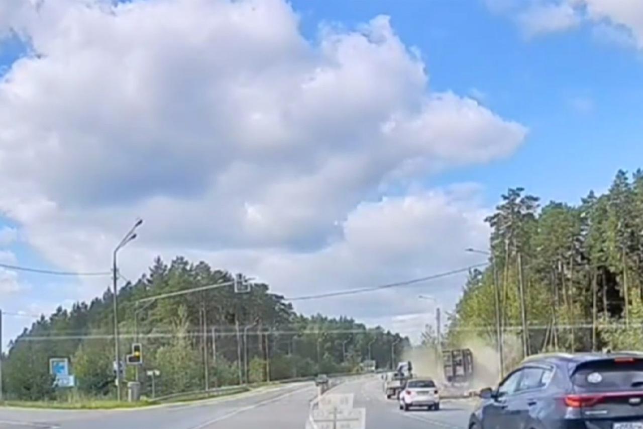 Грузовик на скорости задавил мотоциклиста в Подмосковье и попал на видео