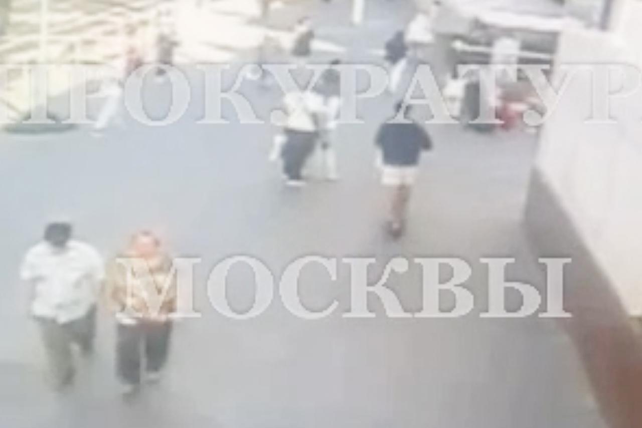 Самокатчик сбил ребенка в центре Москвы и попал на видео