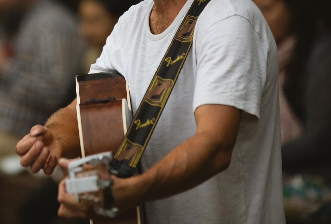 Уличный музыкант раскрыл способ заработка десятков тысяч рублей за вечер