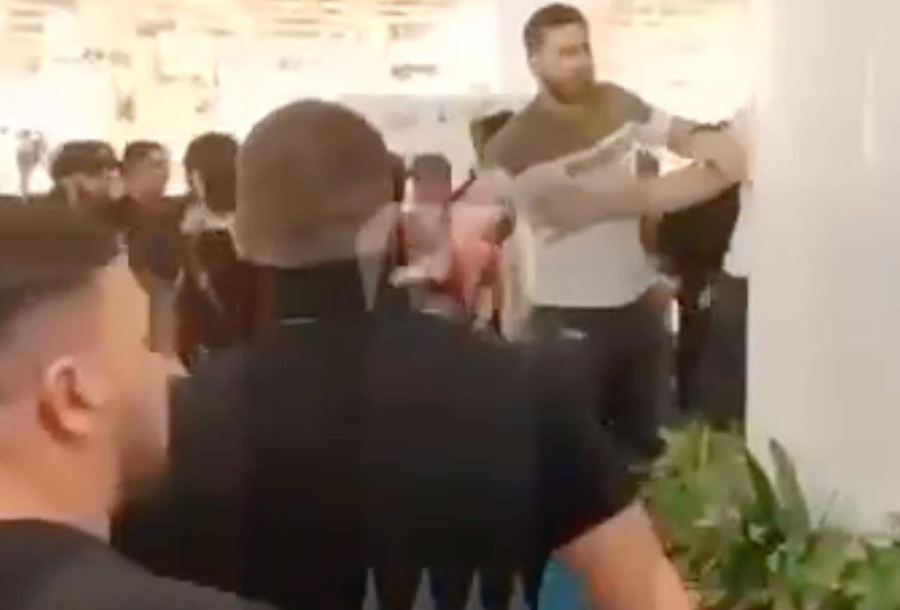 Массовая драка в московском ТЦ попала на видео