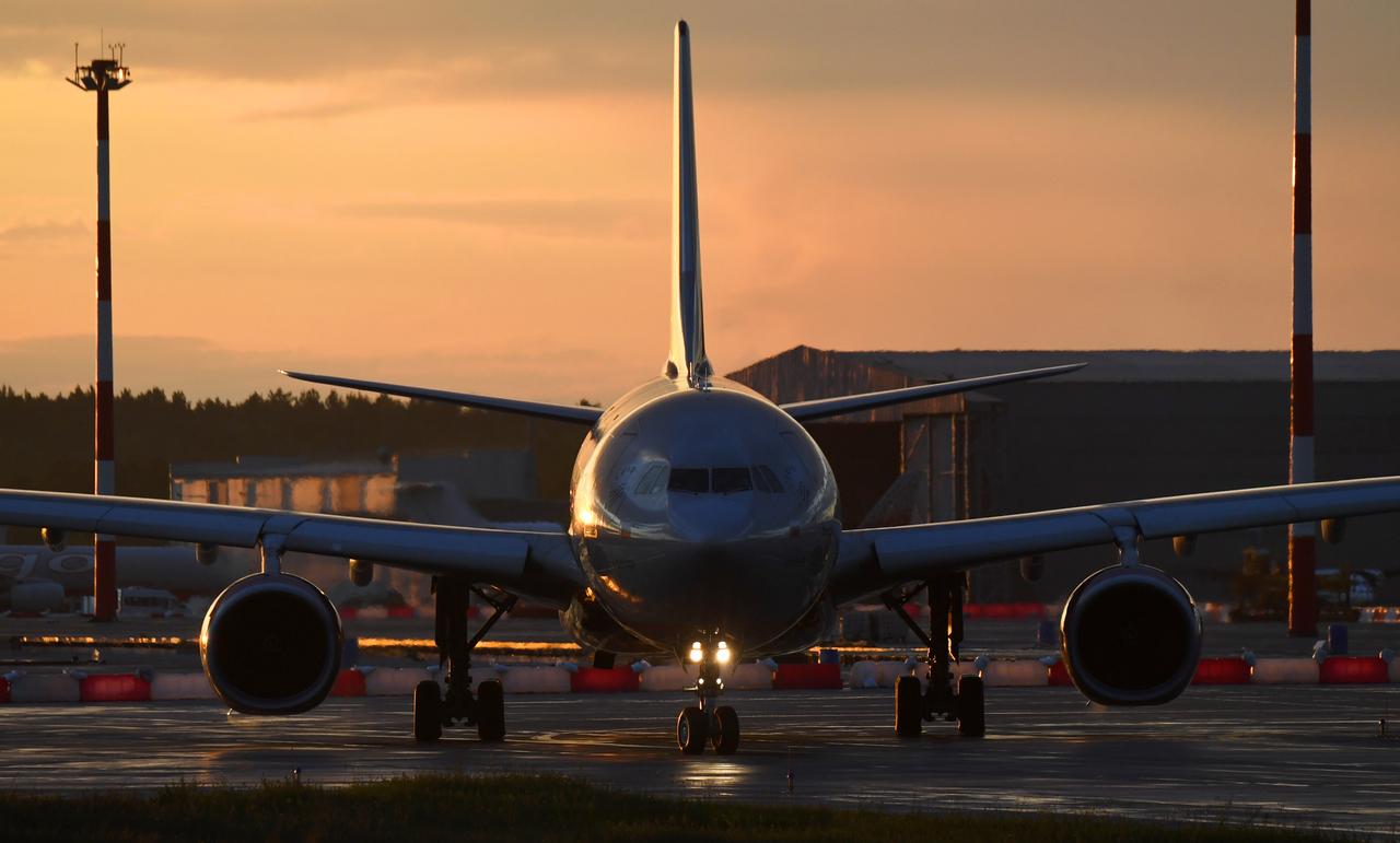 Очередь из-за массовой задержки рейсов в московском аэропорту попала на видео