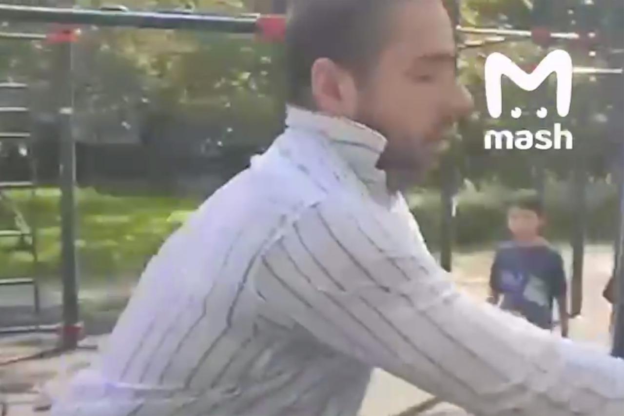 Нападение мужчины на ребенка на детской площадке в Москве попало на видео