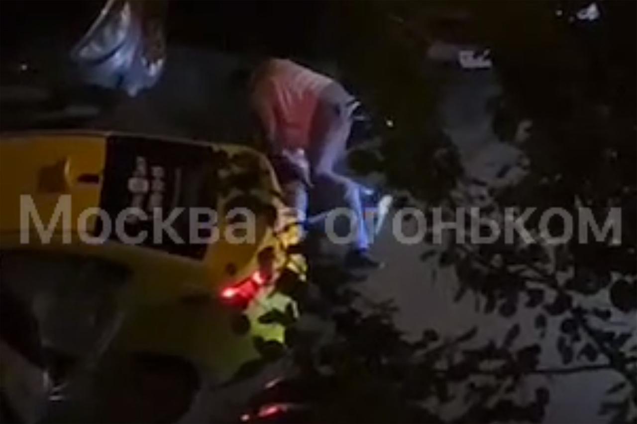 Драка таксиста с пассажиром в Подмосковье попала на видео