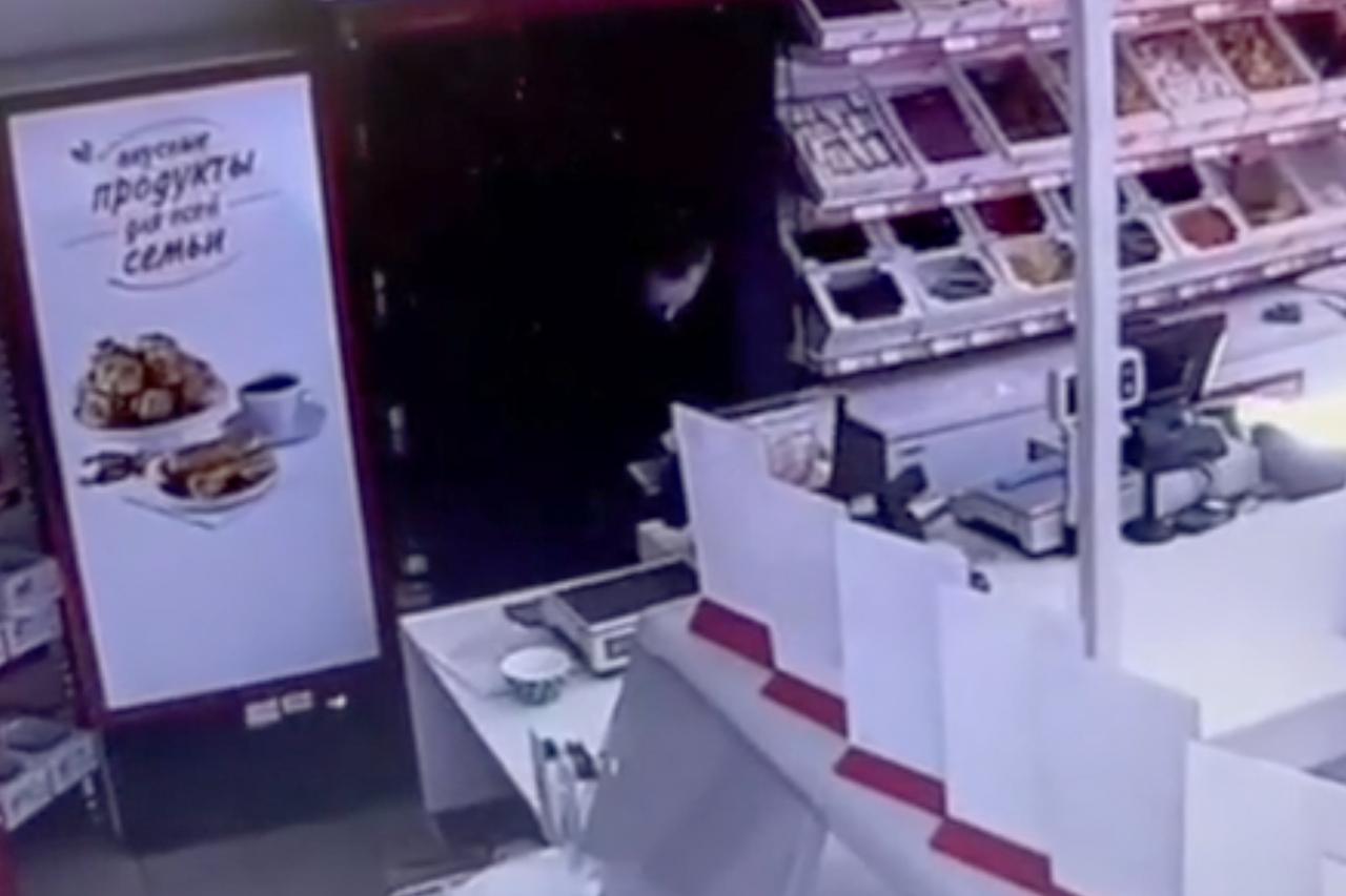 В Подмосковье вор проделал отверткой дыру в стене магазина и попал на видео
