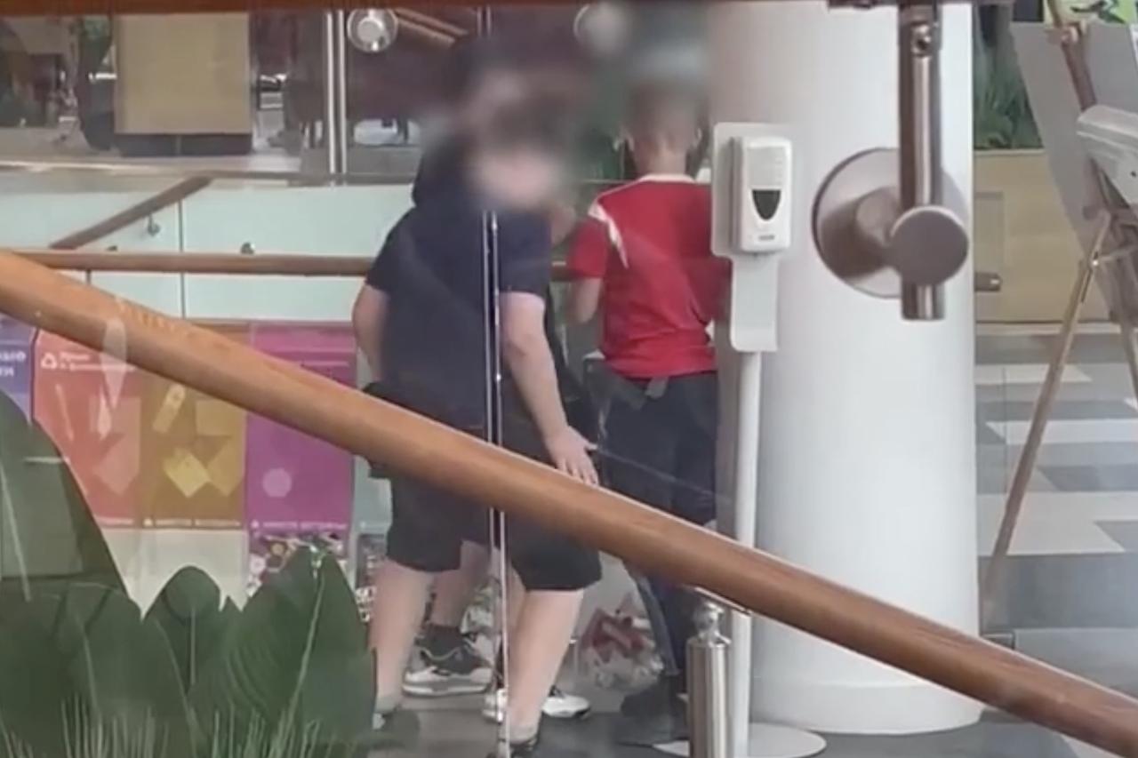 Московские школьники достали использованные вейпы из мусорки и попали на видео