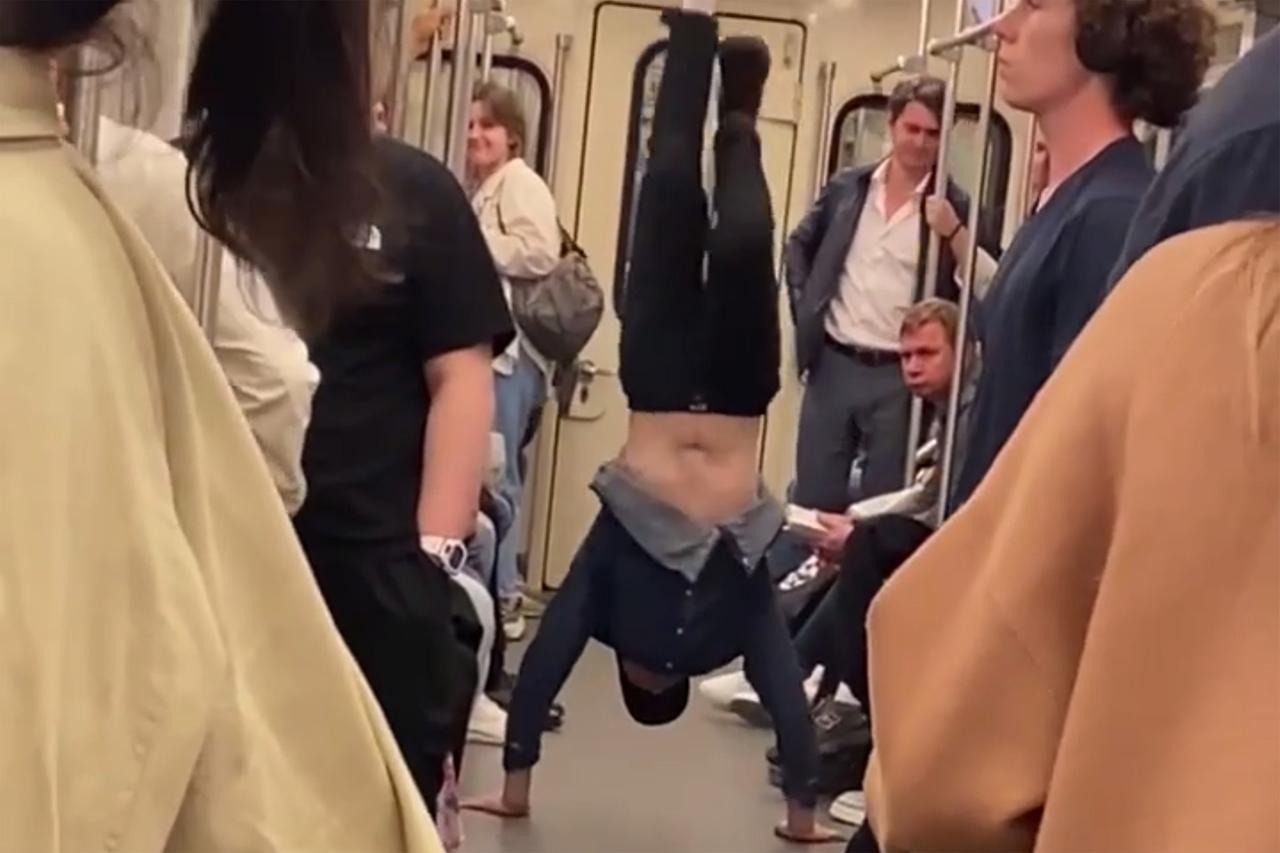 Танцы в вагоне поезда московского метро попали на видео