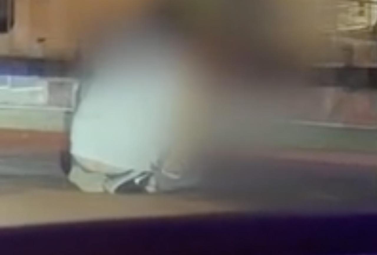 Москвичи занялись любовью на остановке и попали на видео