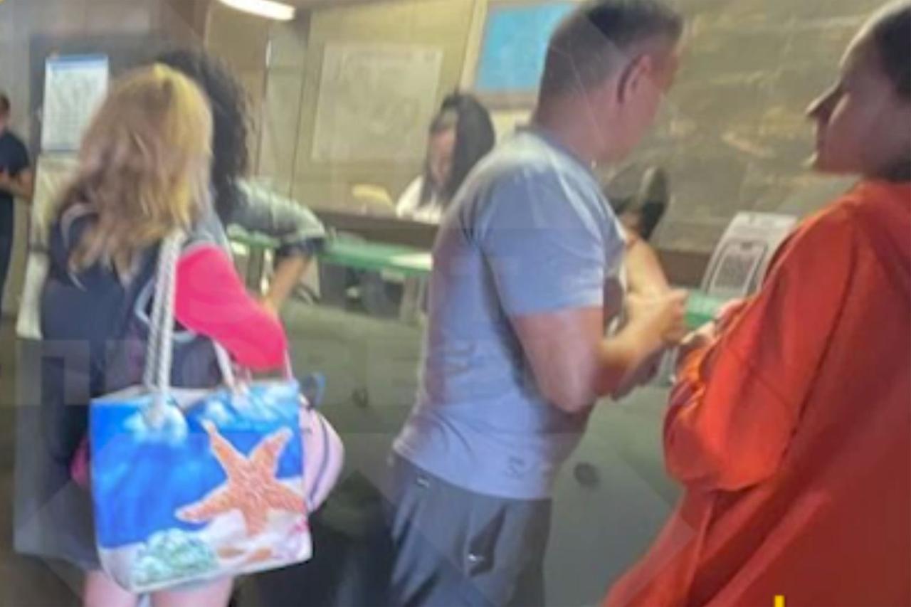 Застрявшие на двое суток в столичном аэропорту пассажиры попали на видео