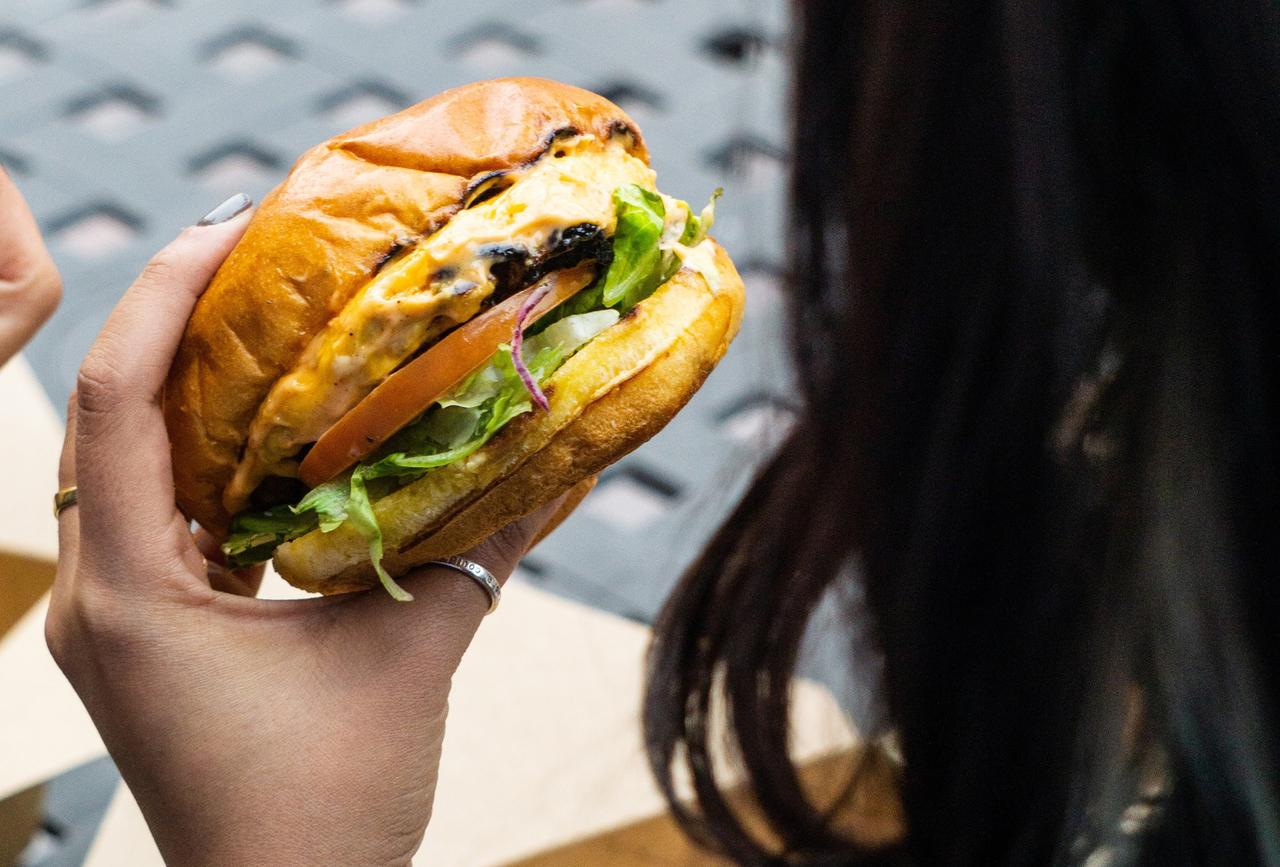 Терапевт развеял миф об опасности фастфуда