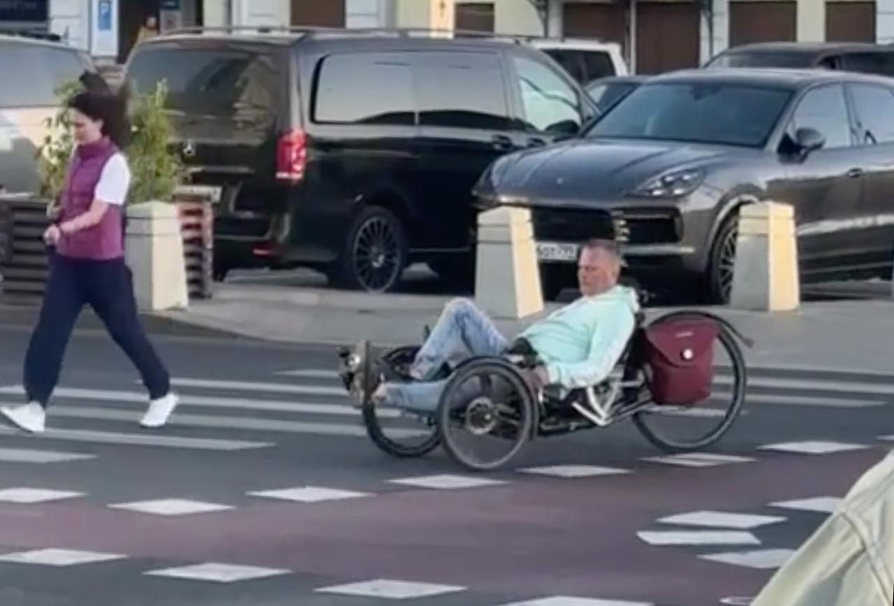 Москвич прокатился на велосипеде лежа и попал на видео