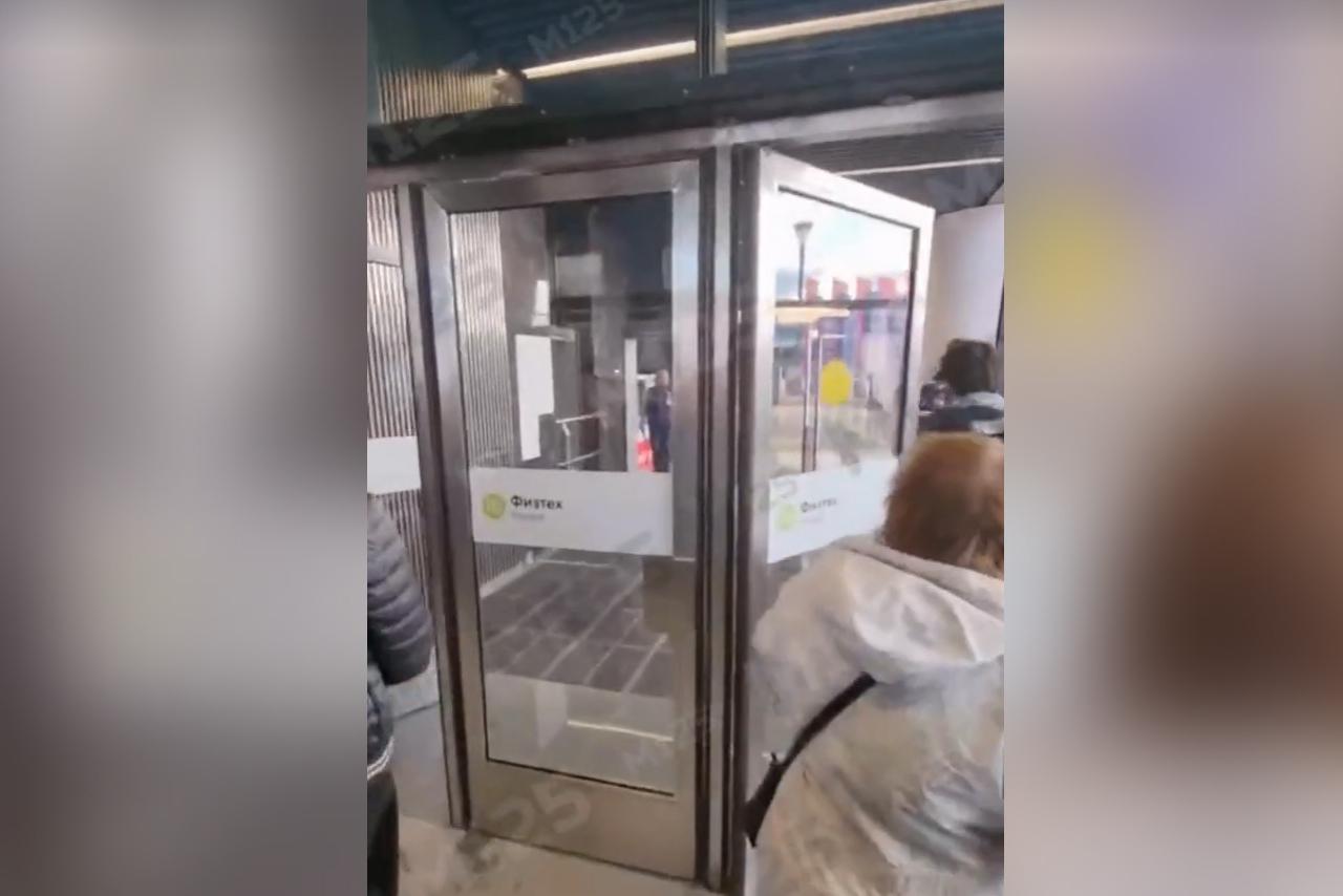 Обстановка на открывшейся станции метро «Физтех» в Москве попала на видео