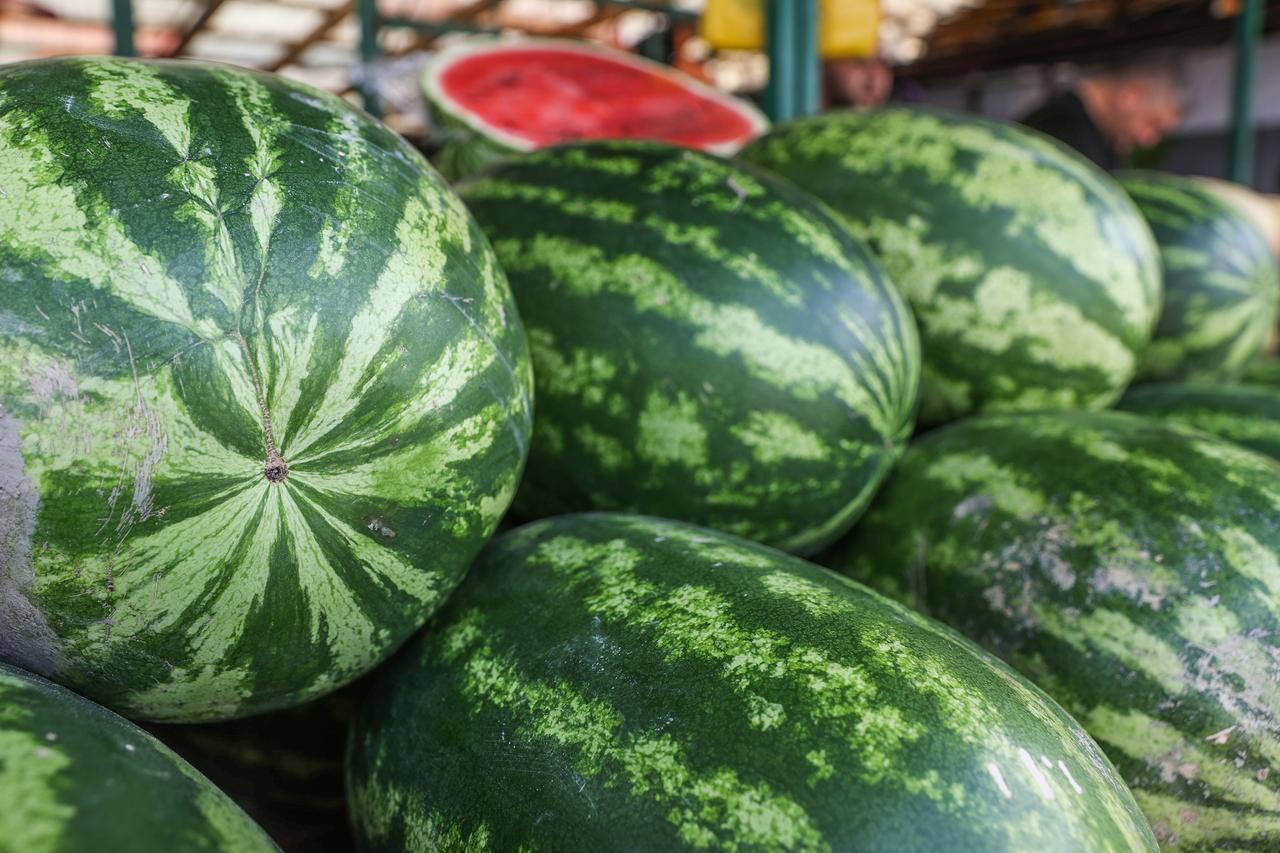 Прикованный к перилам магазина арбуз заметили в Москве