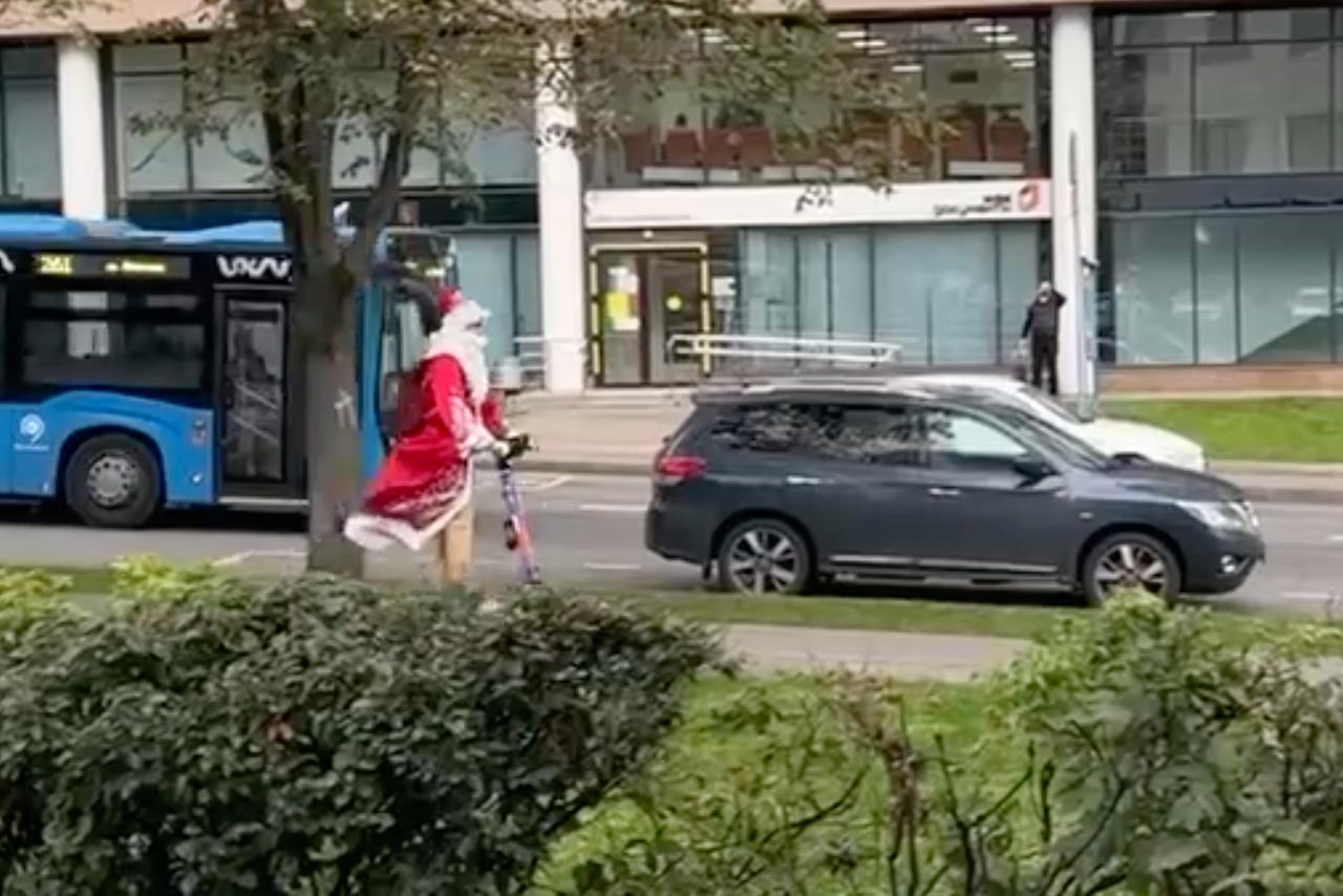 Дед Мороз на электросамокате попал на видео в Москве