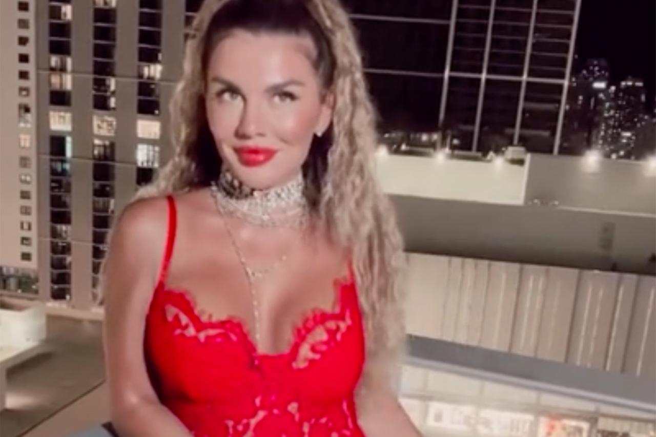 Анна Седокова в обтягивающем комбинезоне с глубоким декольте восхитила россиян