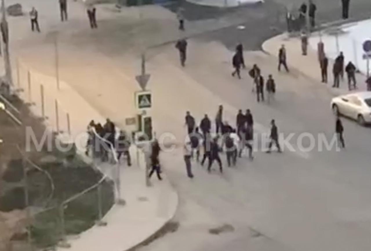 Массовая драка строителей в Москве попала на видео