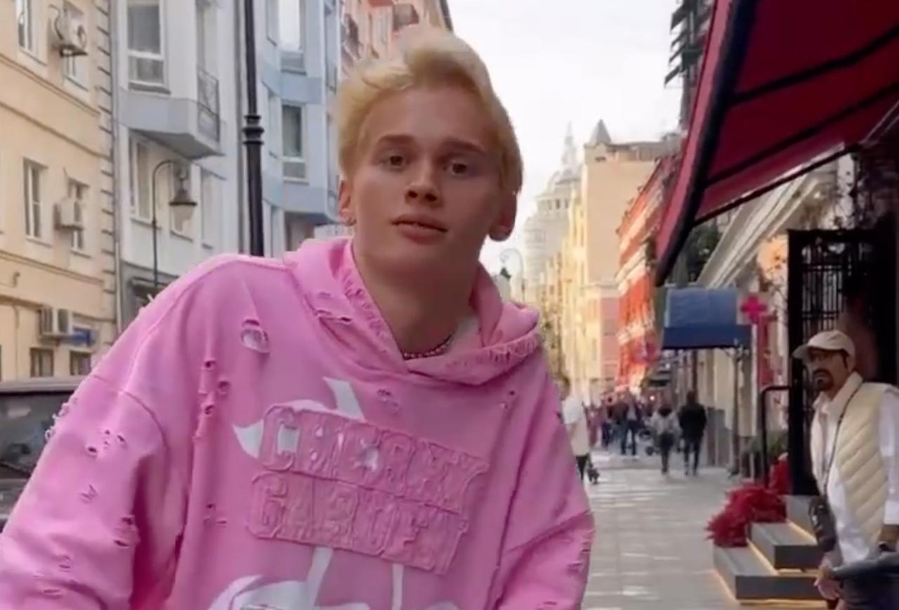 Даня Милохин обматерил молодого человека в центре Москвы и попал на видео