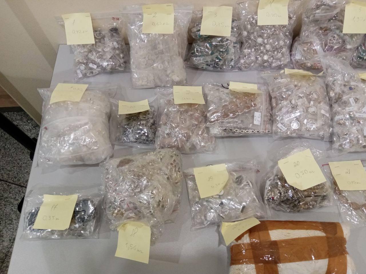 В Домодедово пресекли контрабанду килограммов украшений на миллионы рублей