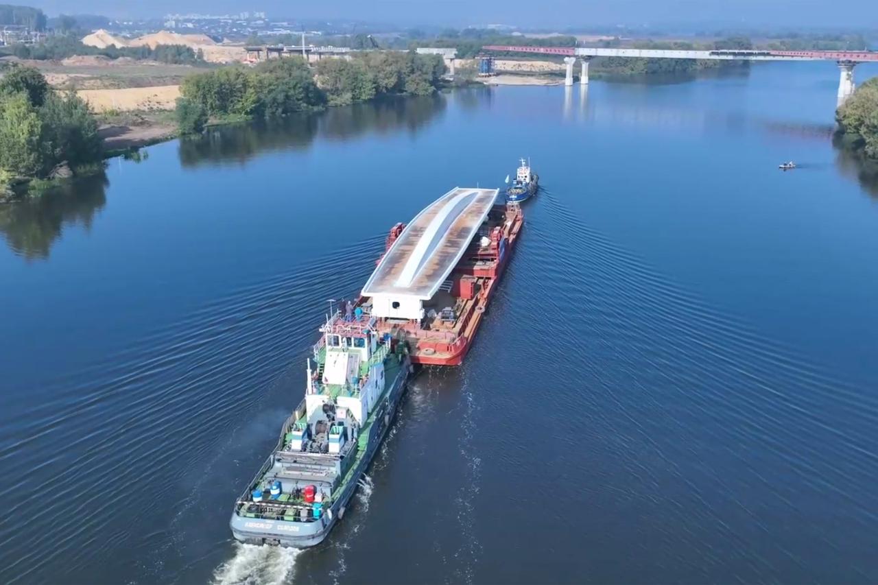 Транспортировка нового моста на баржах в Москве попала на видео