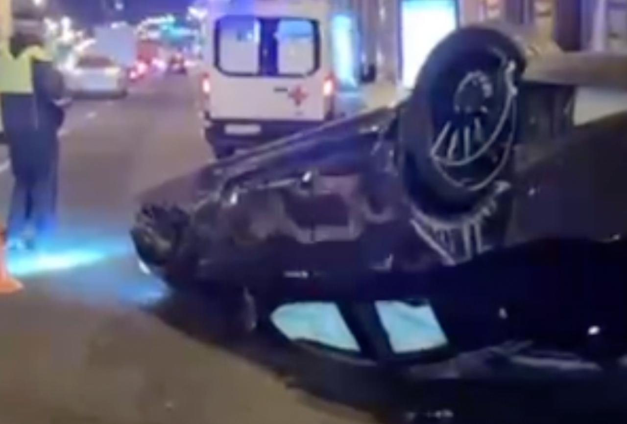 Последствия жесткого ДТП с Mercedes-AMG GT в центре Москвы попали на видео